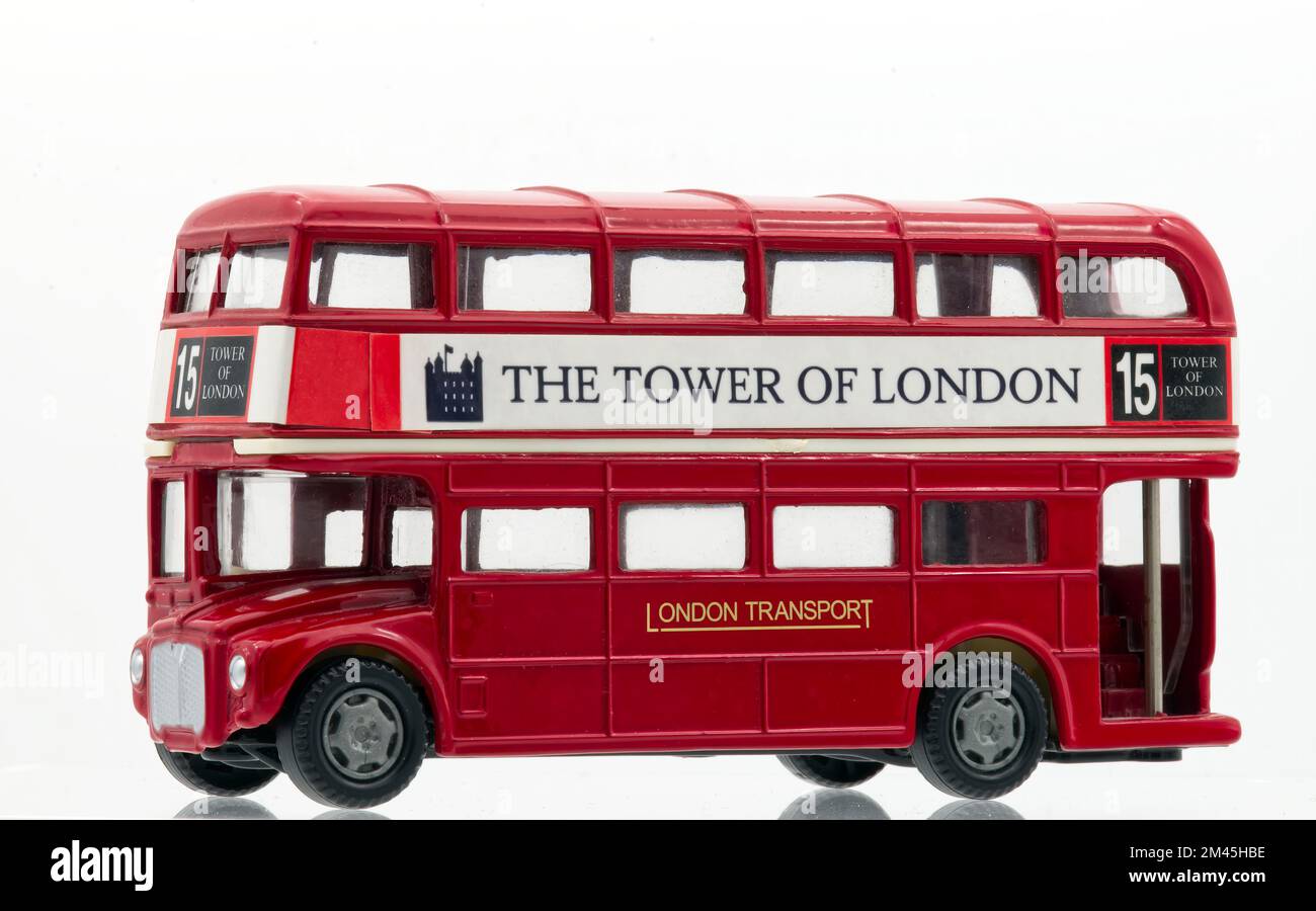 Red London Bus Toy isolato su sfondo bianco. Foto Stock