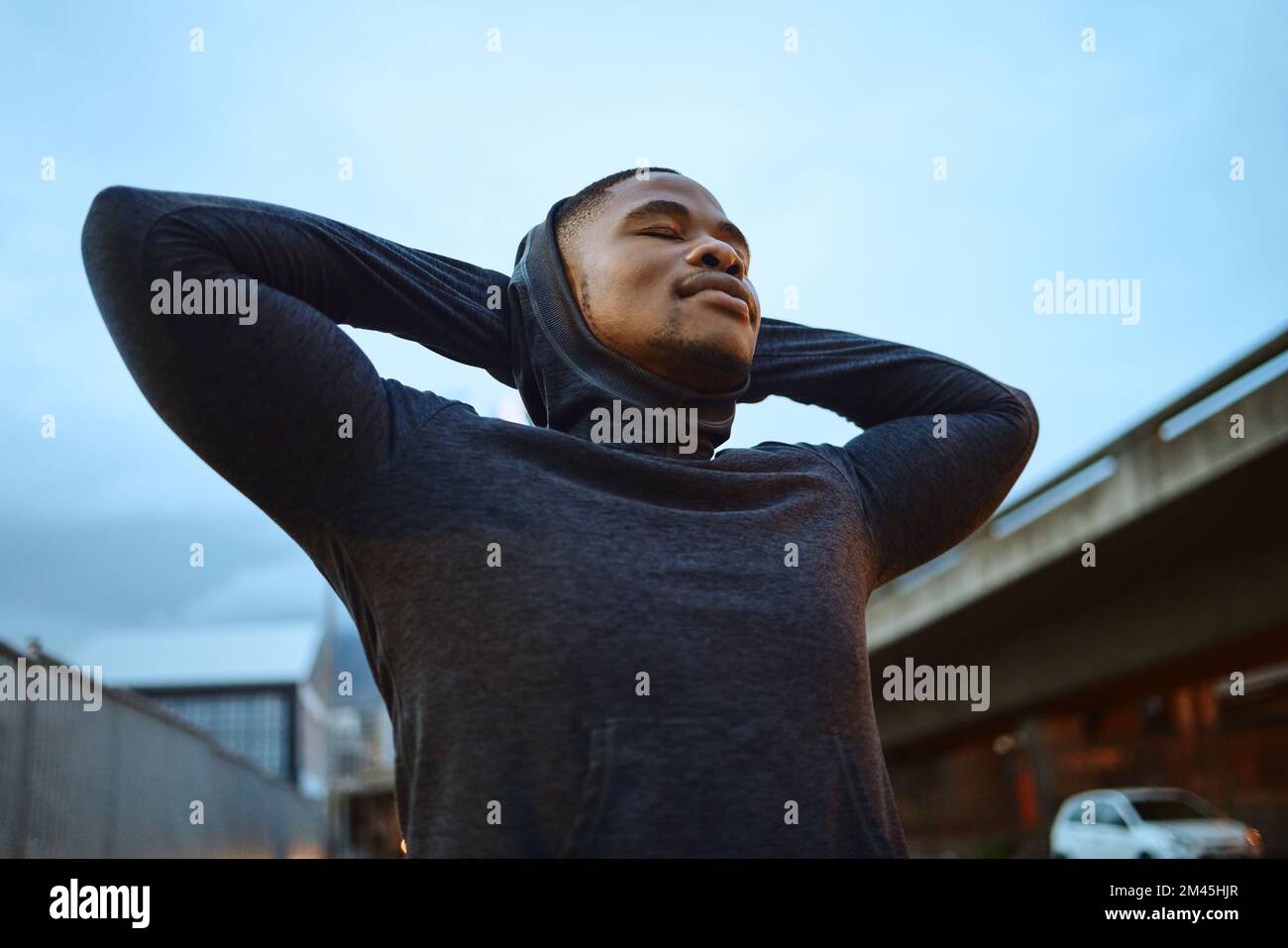 Uomo nero, riposo dopo la corsa e l'esercizio per la mattina, l'allenamento e il fitness. Afro americano maschio, atleta o corridore in pausa, allenamento e relax per Foto Stock
