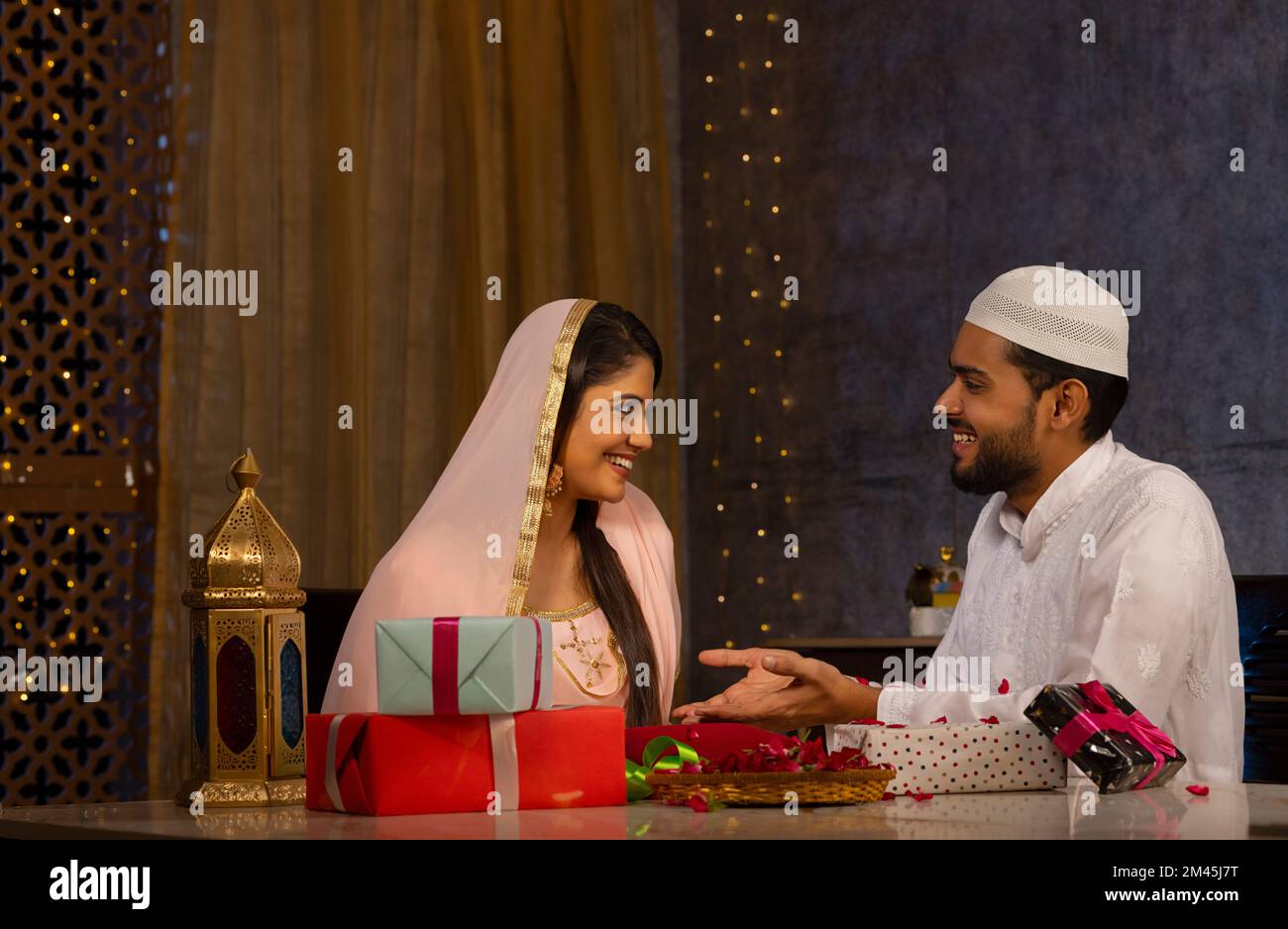 Ritratto di felice coppia musulmana che celebra Eid-UL-Fitr insieme a casa Foto Stock