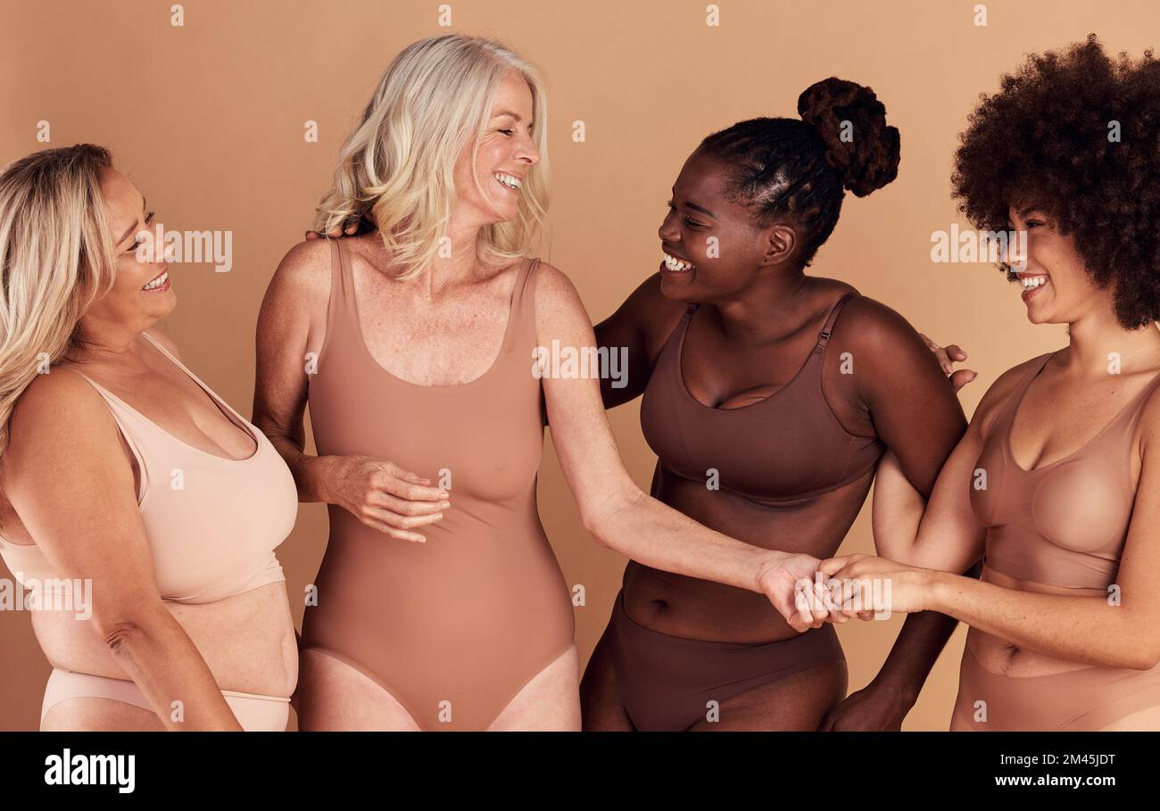 Diversità, donne e cura della pelle per la positività del corpo, cosmetici o conversazione su sfondo marrone studio. Donne di salute e Signore multirazziali con Foto Stock
