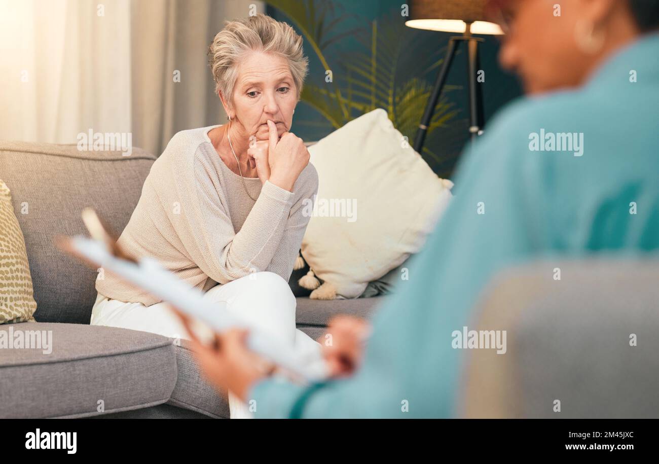 Donna anziana, psicologia e terapia per la salute mentale, stress o ansia. Depressione, crisi e paziente anziano presso psicologo, terapeuta e. Foto Stock