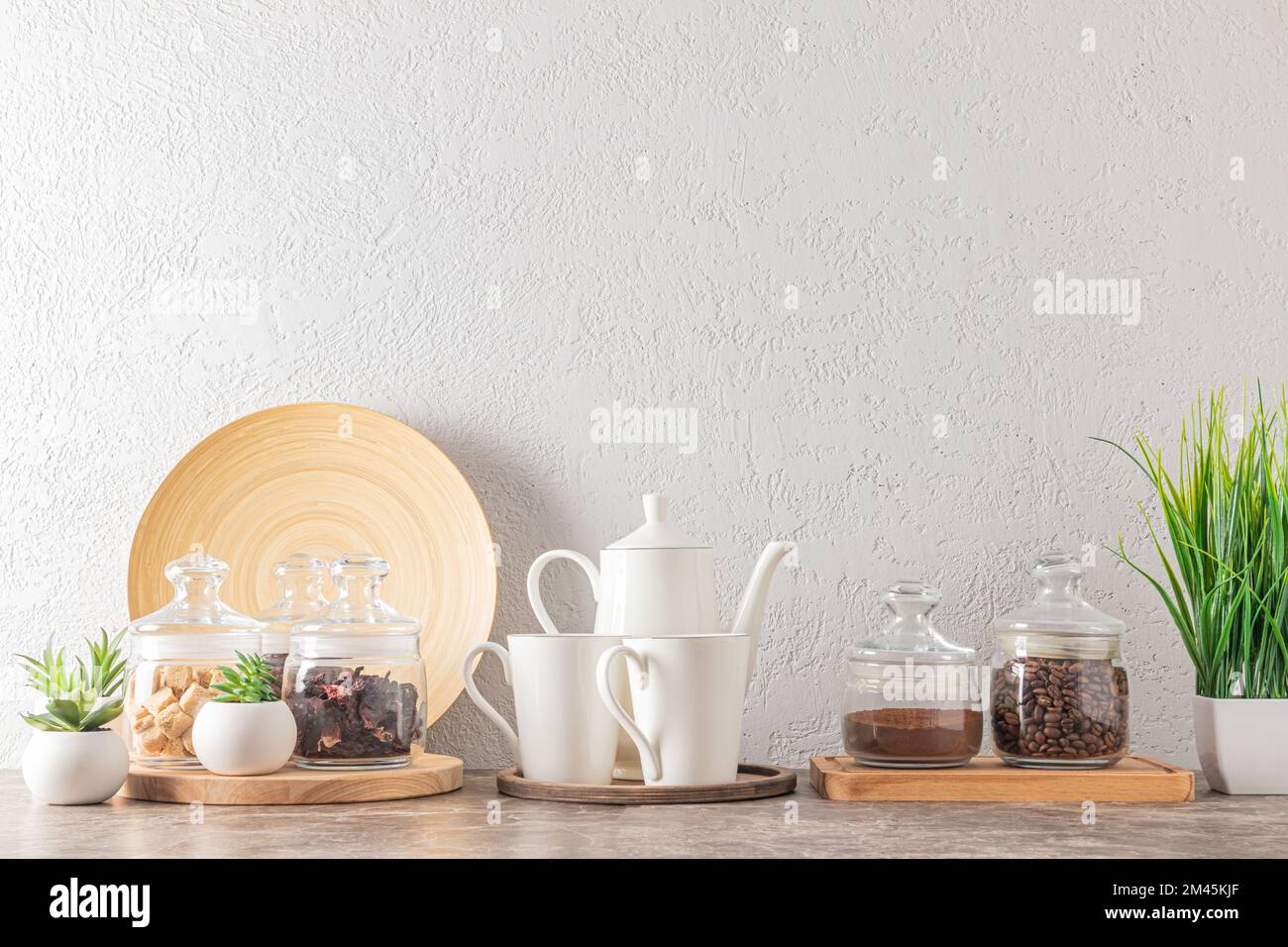 sfondo cucina elegante e moderna. articoli ecologici su un piano di appoggio in marmo contro una parete di mattoni bianchi. concetto di arredamento della cucina Foto Stock