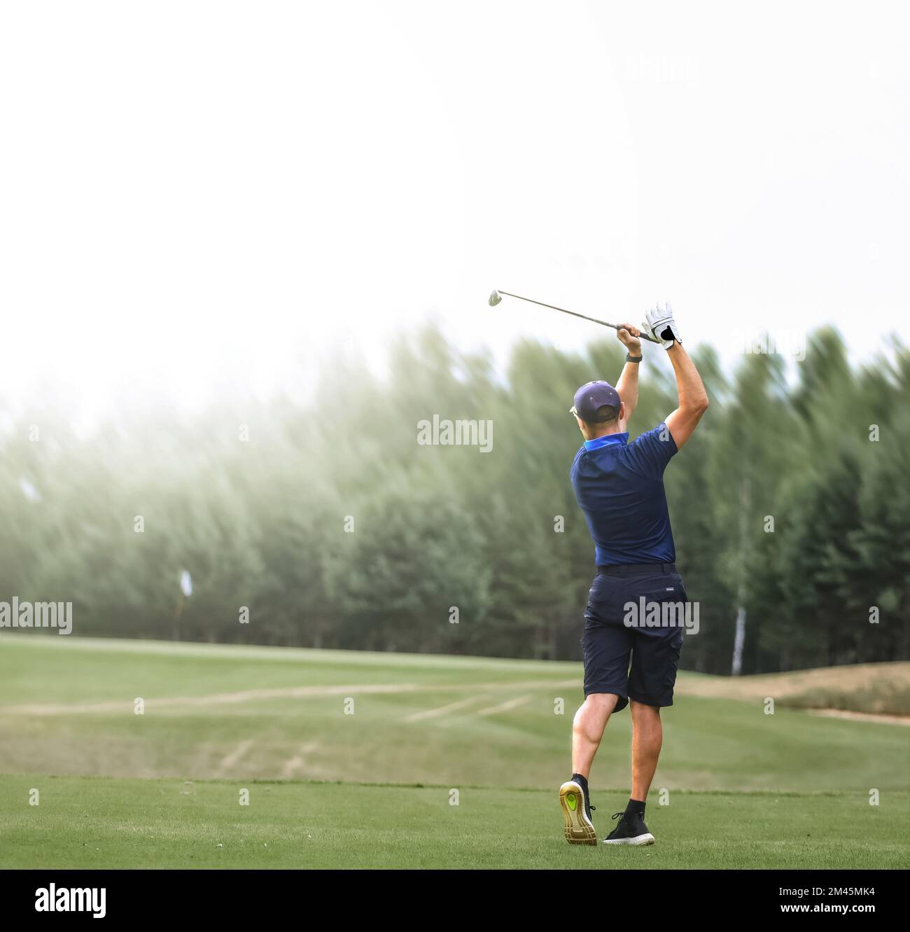 Golf al momento dell'impatto. Golf stile di vita. bellissimo panorama Foto Stock
