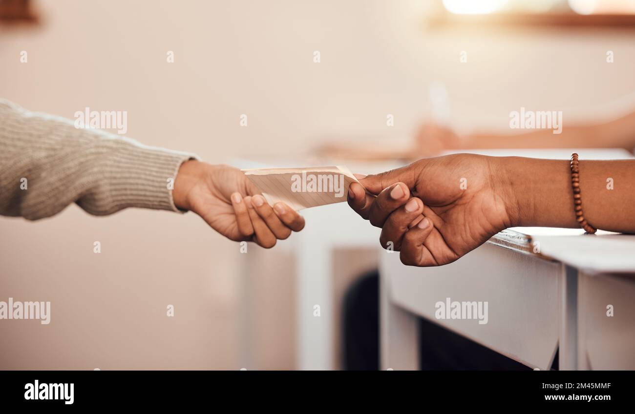 Mani, gli studenti passano nota in classe, comunicazione e segreto a scuola con messaggio su carta. Istruzione, apprendimento e persone in classe per lezione Foto Stock