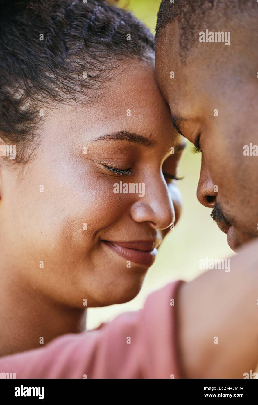 Faccia, amore e felice con una coppia nera che abbraccia insieme all'aperto per romanticismo, datazione o rapporto. Sorridete, fidatevi e al sicuro con un giovane attraente Foto Stock