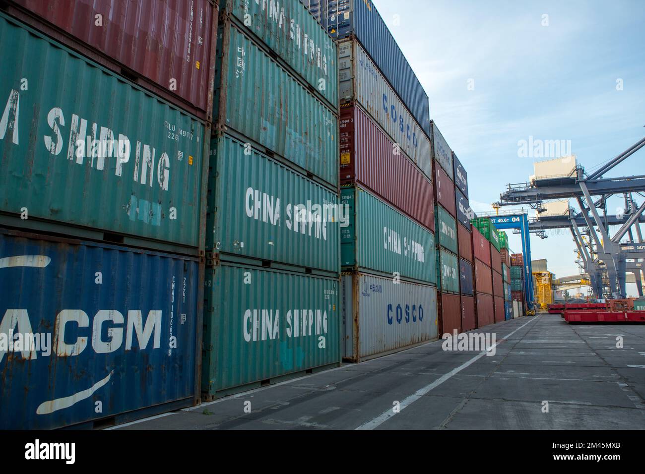 Odessa, Ucraina SIRCA 2018: Pile di container al porto marittimo industriale Foto Stock