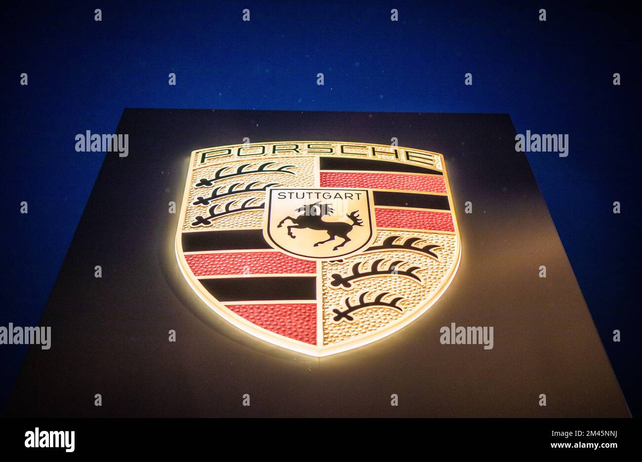 Stoccarda, Germania. 19th Dec, 2022. Il logo del gruppo automobilistico Porsche è visibile sulla facciata esterna del Porsche Center di Stoccarda. In seguito all'IPO, il produttore di auto sportive viene promosso al Dax. Credit: Christoph Schmidt/dpa/Alamy Live News Foto Stock