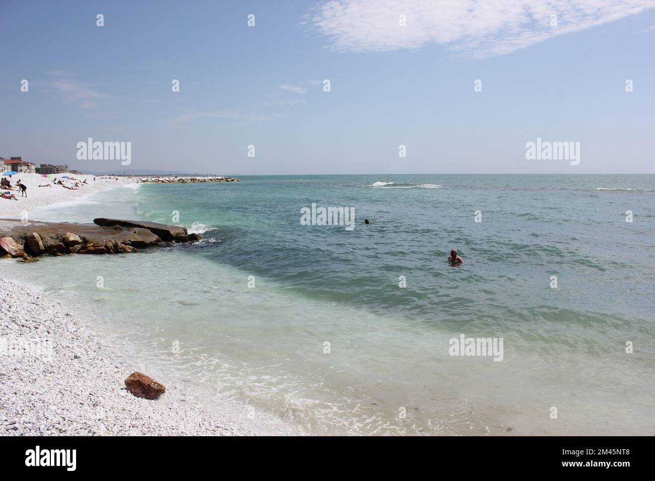 Marina de Pisa riva italiana, bianco meraviglia ciottoli lucidi, mare, spiaggia Foto Stock