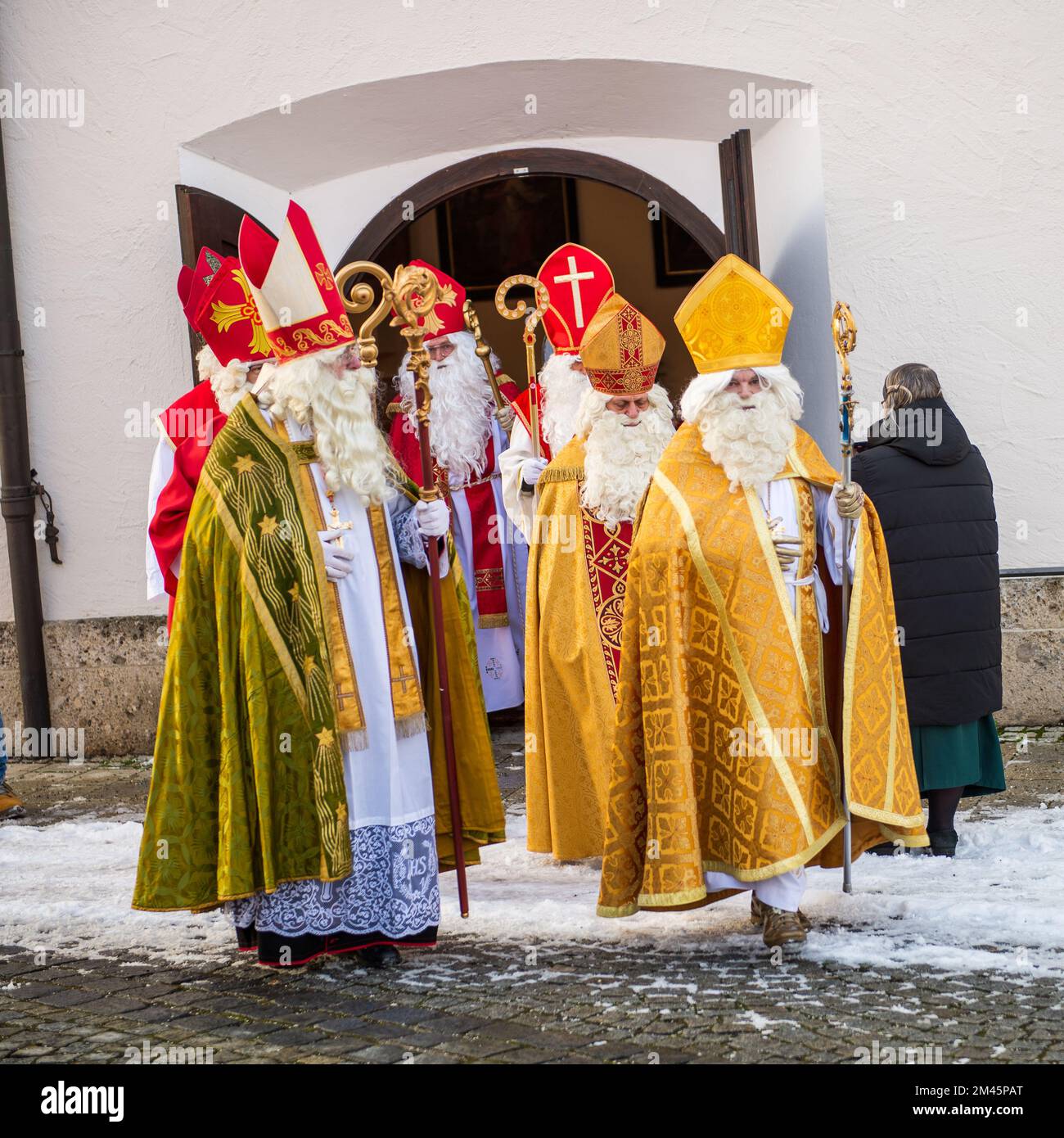 Altoetting, Germania-Dicembre 17,2022 : uomini vestiti come St Nicholas lascia la chiesa dopo una messa durante il tradizionale pellegrinaggio annuale. Foto Stock