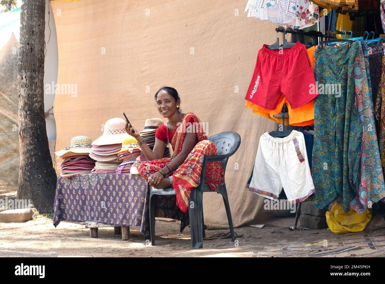 AGONDA GOA - SETTEMBRE 26: Donna indiana Street seller in un piccolo negozio di abbigliamento ad Agonda, il 26 settembre. 2022 in India Foto Stock