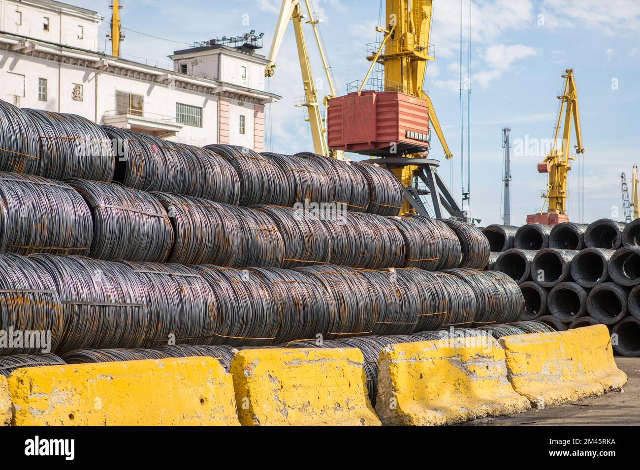 Odessa, Ucraina SIRCA 2018: Trasporto marittimo di merci. Piazzole di filo d'acciaio in ormeggio marittimo predisposte per il carico sulle navi da carico. Rinforzo in metallo sottile Foto Stock