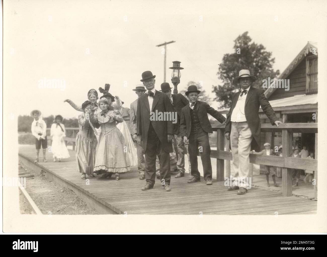 Fotografia scattata durante le riprese di 'Travellers Toll'. Didascalia originale: Ripresa durante le riprese di 'Travellers Toll.' J. K. Hillers - 1927. Stato: Maryland luogo: Croom. Foto Stock