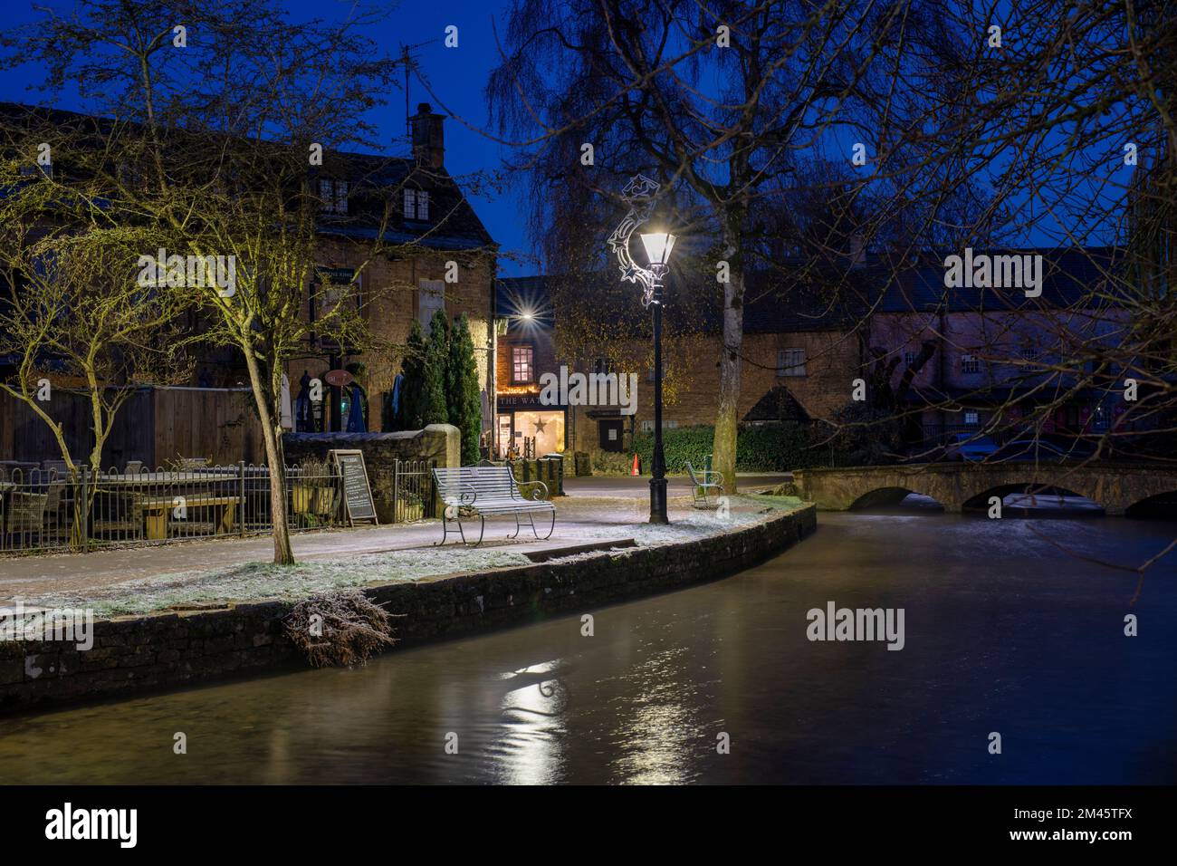 Bourton sull'acqua all'alba nel gelo. Bourton on the Water, Cotswolds, Gloucestershire, Inghilterra Foto Stock