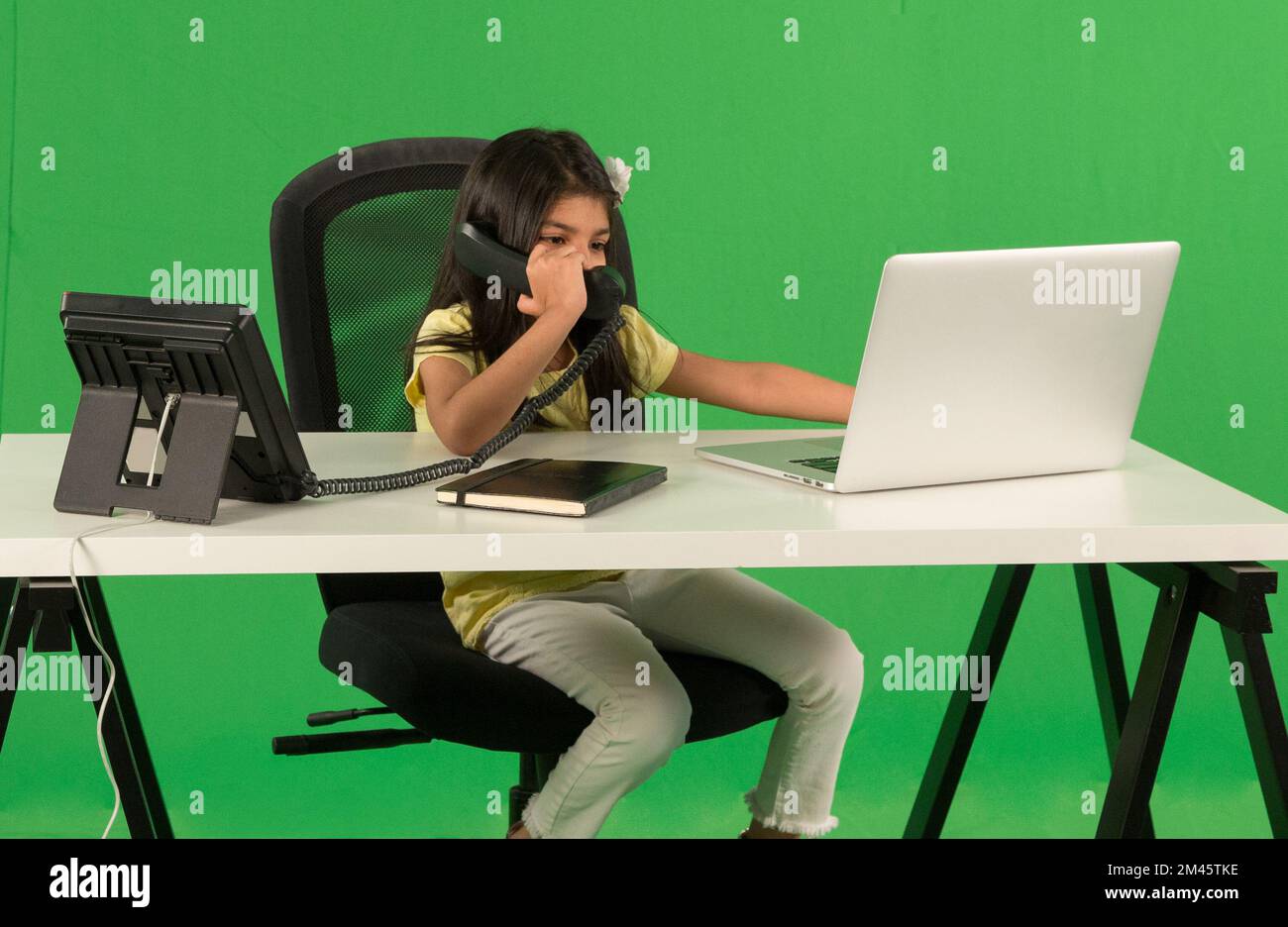 Giovane ragazza araba che usa il telefono Foto Stock