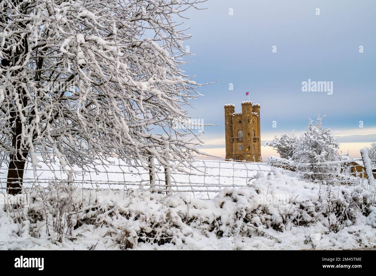 Broadway Tower nella neve invernale di prima mattina lungo la cotswold Way. Broadway, Cotswolds, Worcestershire, Inghilterra Foto Stock