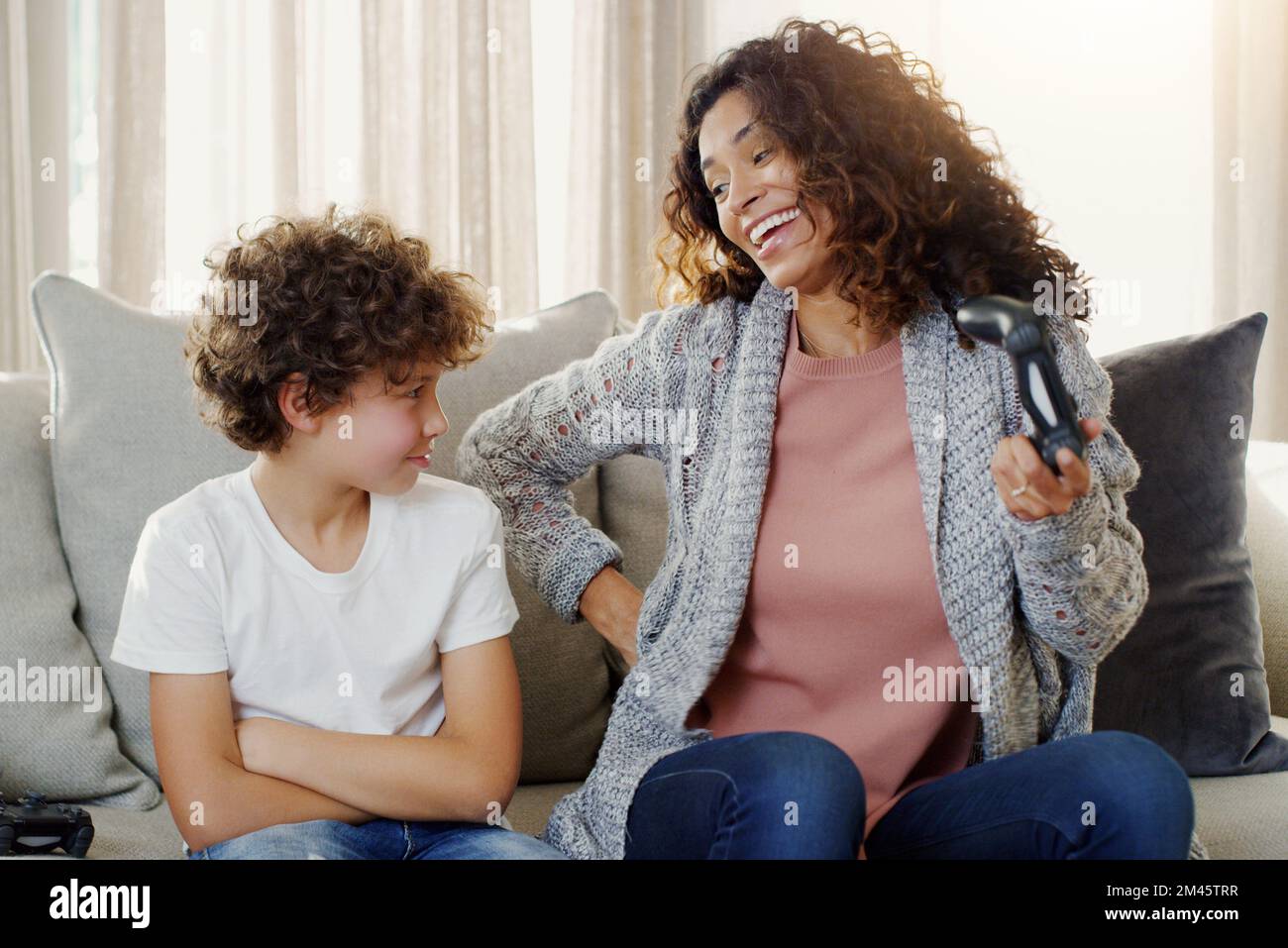 Le mamme migliori giocano sempre per vincere. una giovane madre e suo figlio giocano insieme a casa. Foto Stock