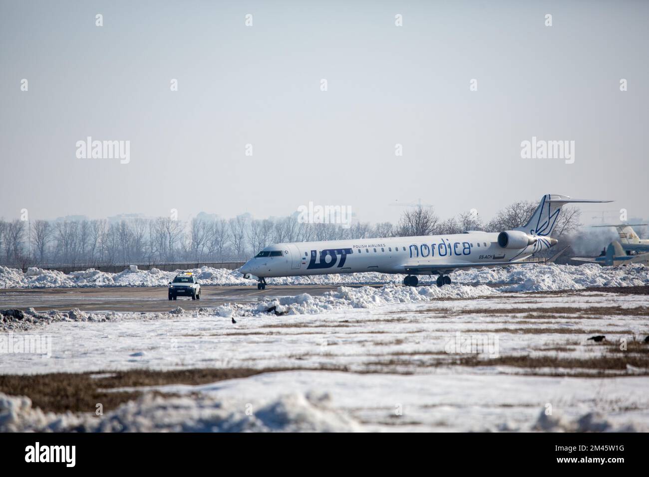 Odessa, Ucraina SIRCA 2018: LOTTO di aerei con un follow-me auto in aeroporto in inverno Foto Stock