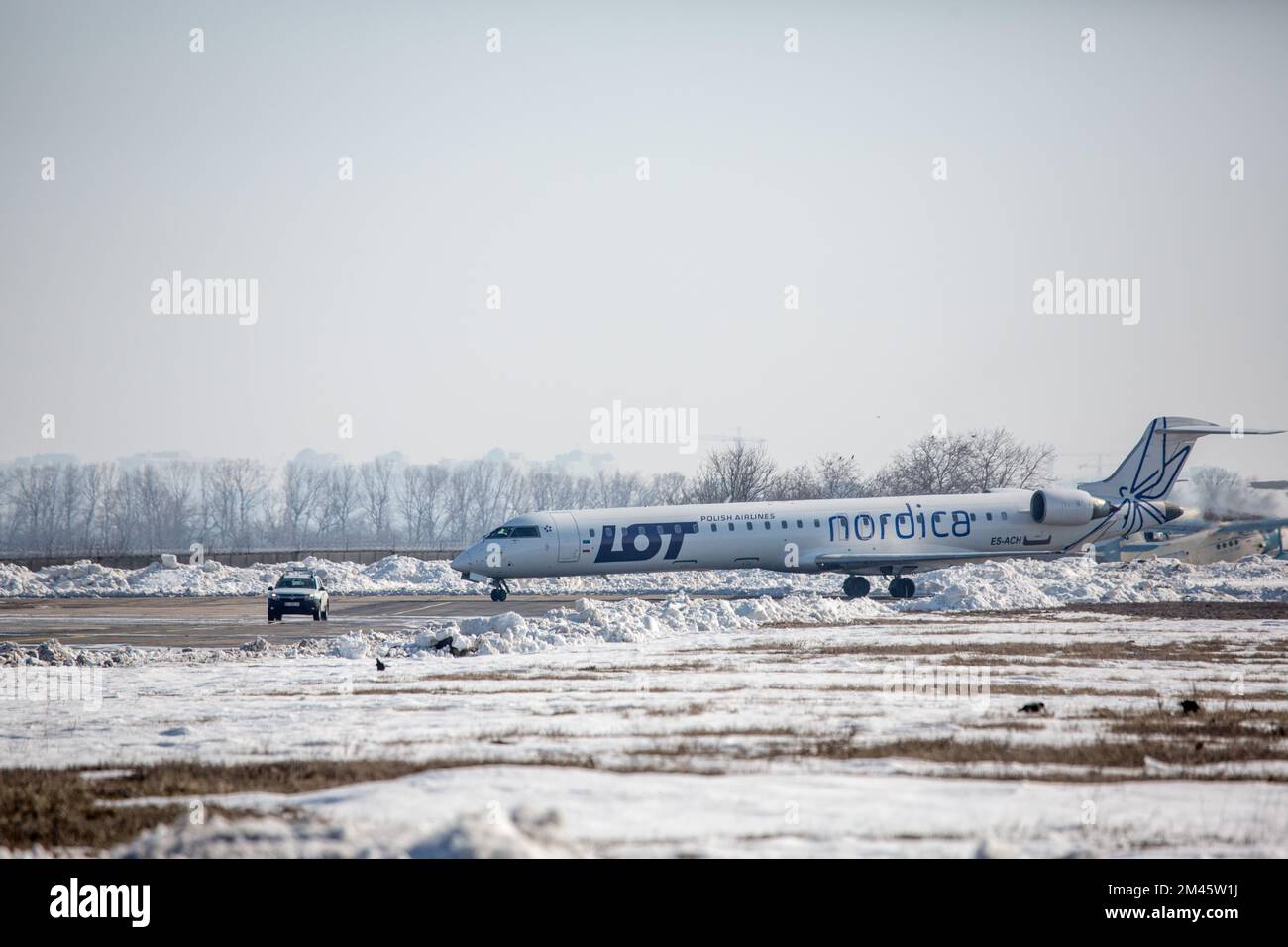 Odessa, Ucraina SIRCA 2018: LOTTO di aerei con un follow-me auto in aeroporto in inverno Foto Stock