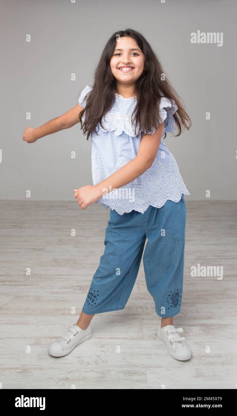 Ritratto di una giovane ragazza araba danzante. Foto Stock