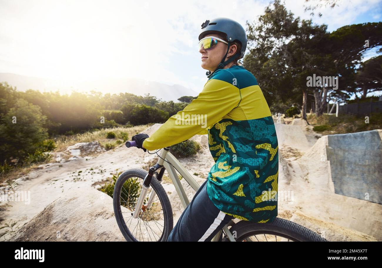 Mountain bike, foresta e sport uomo in attrezzatura per viaggi all'aperto, viaggio o formazione prestazioni con sfida, concentrazione e visione. Bicicletta, natura e. Foto Stock