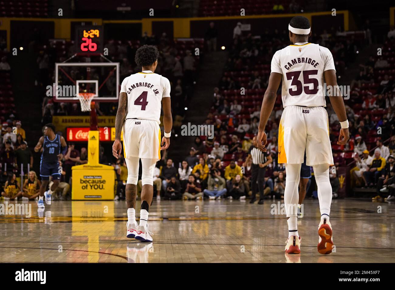 La guardia di stato dell'Arizona Desmond Cambridge Jr. (4) è pronta con suo fratello Devan Cambridge (35) nella prima metà della partita di basket NCAA Foto Stock