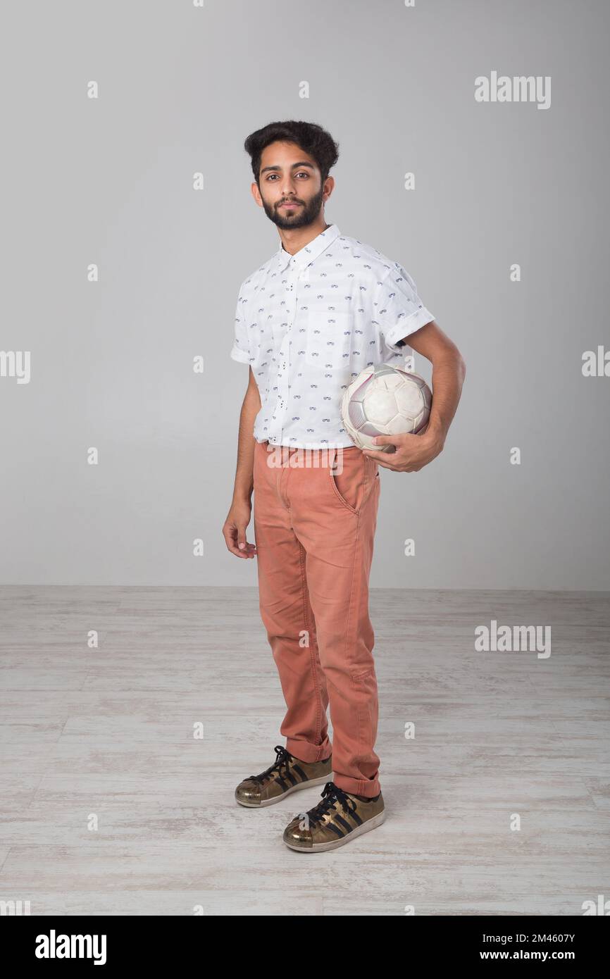 Ritratto di un arabo expat che tiene un calcio. Foto Stock