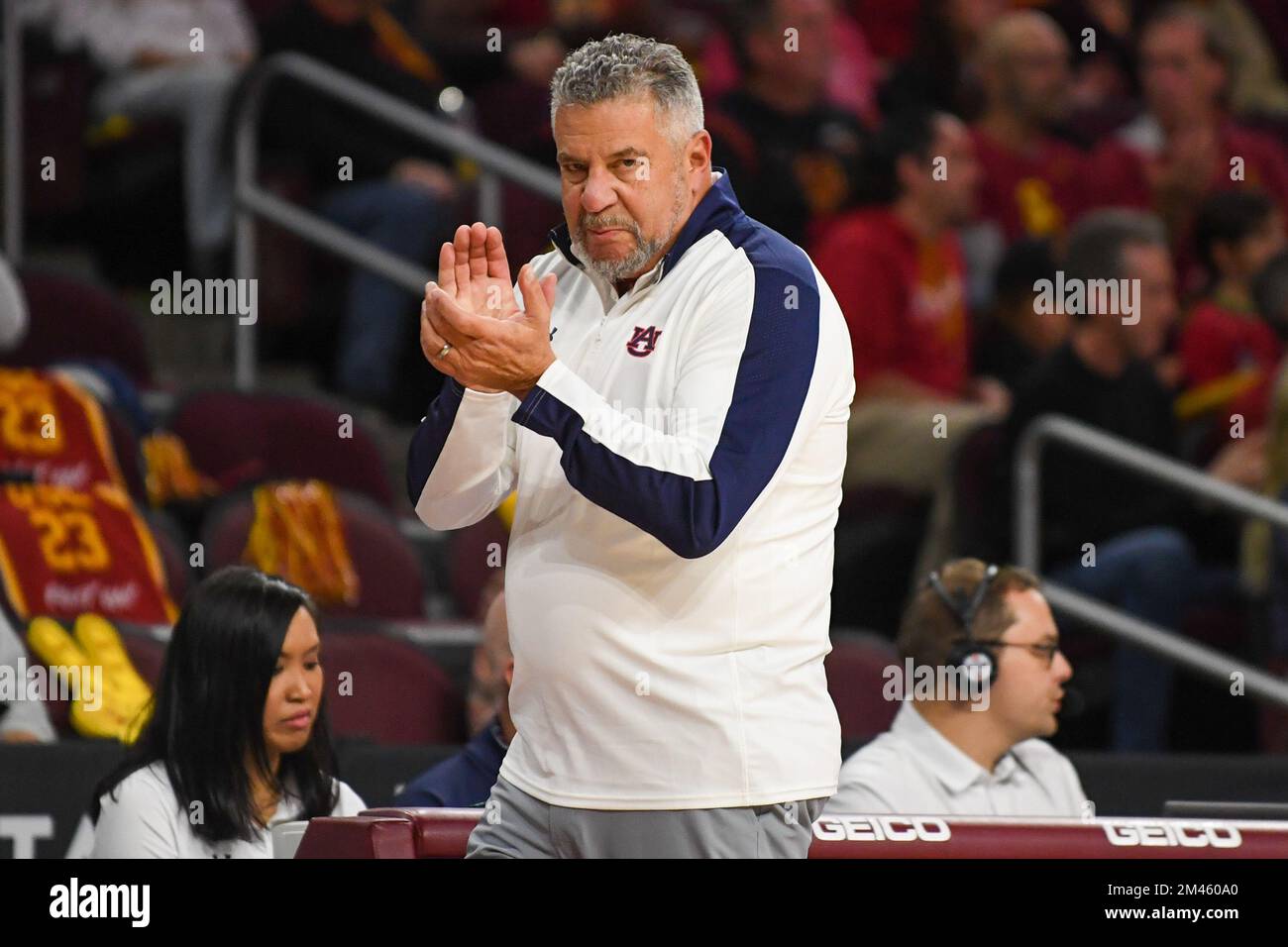 L'allenatore di Auburn Tigers Bruce Pearl si aggrappa durante una partita di basket NCAA contro i Trojan della California Meridionale domenica 18 dicembre 2022 a Los An Foto Stock