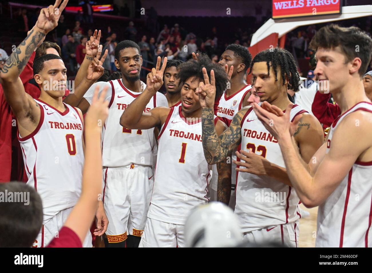 I Trojan della California Meridionale festeggiano dopo aver sconfitto le Auburn Tigers durante una partita di basket NCAA domenica 18 dicembre 2022 a Los Angeles. USC sconfitta Foto Stock