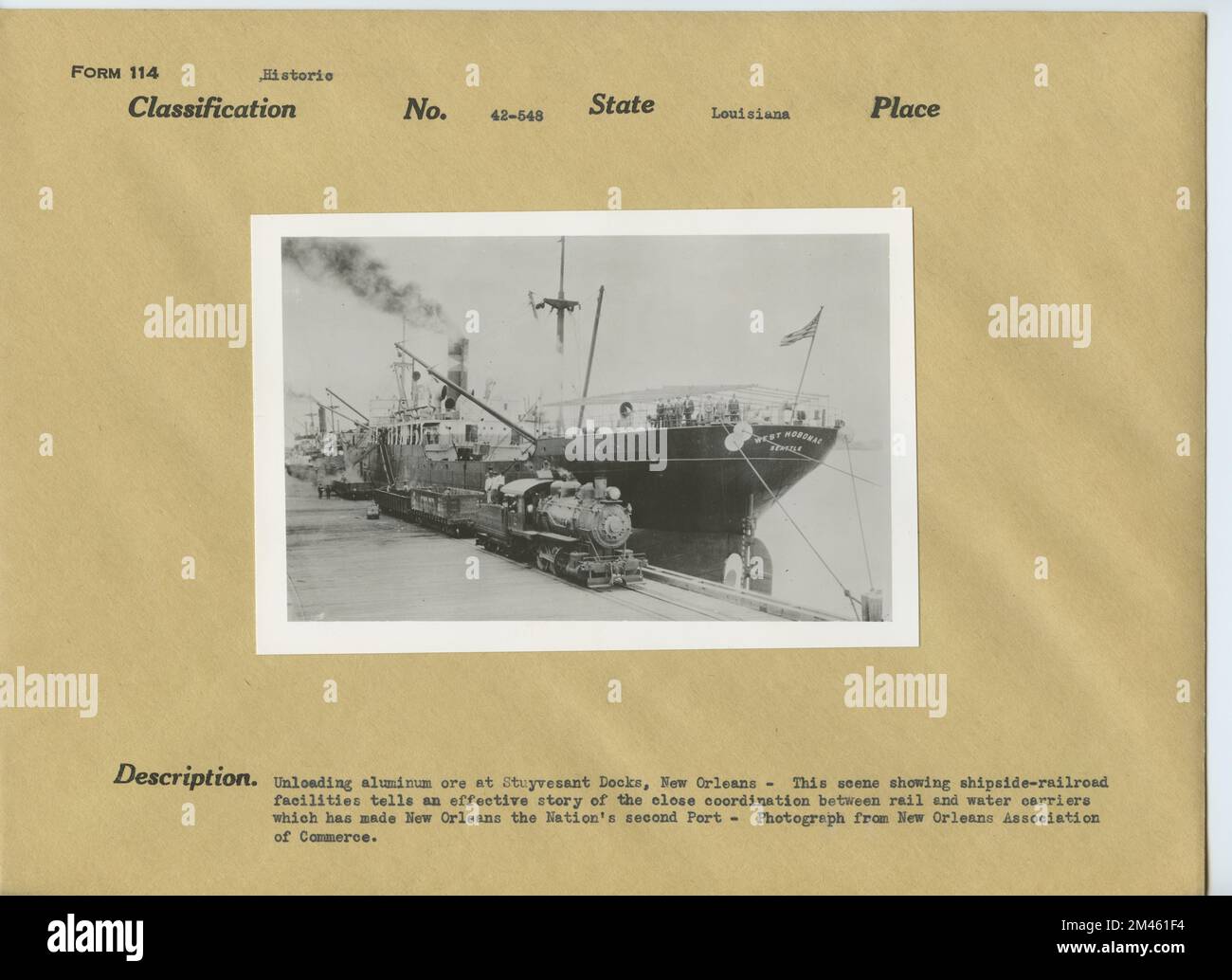 Scaricare Aluminum ore presso Stuyvesant Docks, New Orleans. Didascalia originale: Scaricare il minerale di alluminio presso Stuyvesant Docks, New Orleans - questa scena che mostra le strutture ferroviarie a bordo nave racconta una storia efficace dello stretto coordinamento tra i vettori ferroviari e acquatici che ha reso New Orleans il secondo porto della nazione - fotografia dalla New Orleans Association of Commerce. Stato: Louisana luogo: New Orleans. Foto Stock