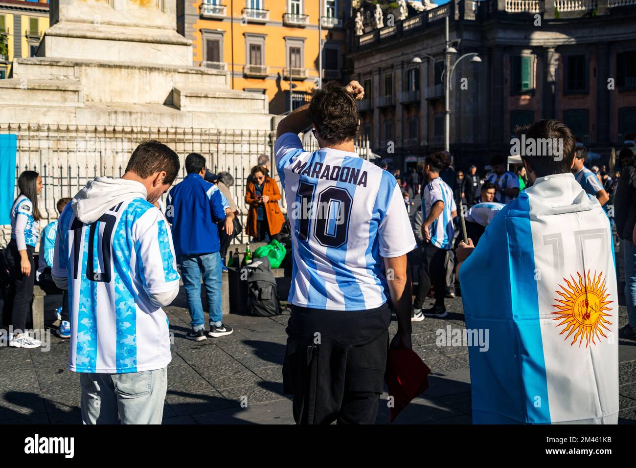 I tifosi di calcio della Nazionale Argentina celebrano la vittoria nella Coppa del mondo. A Napoli, Italia. Foto Stock