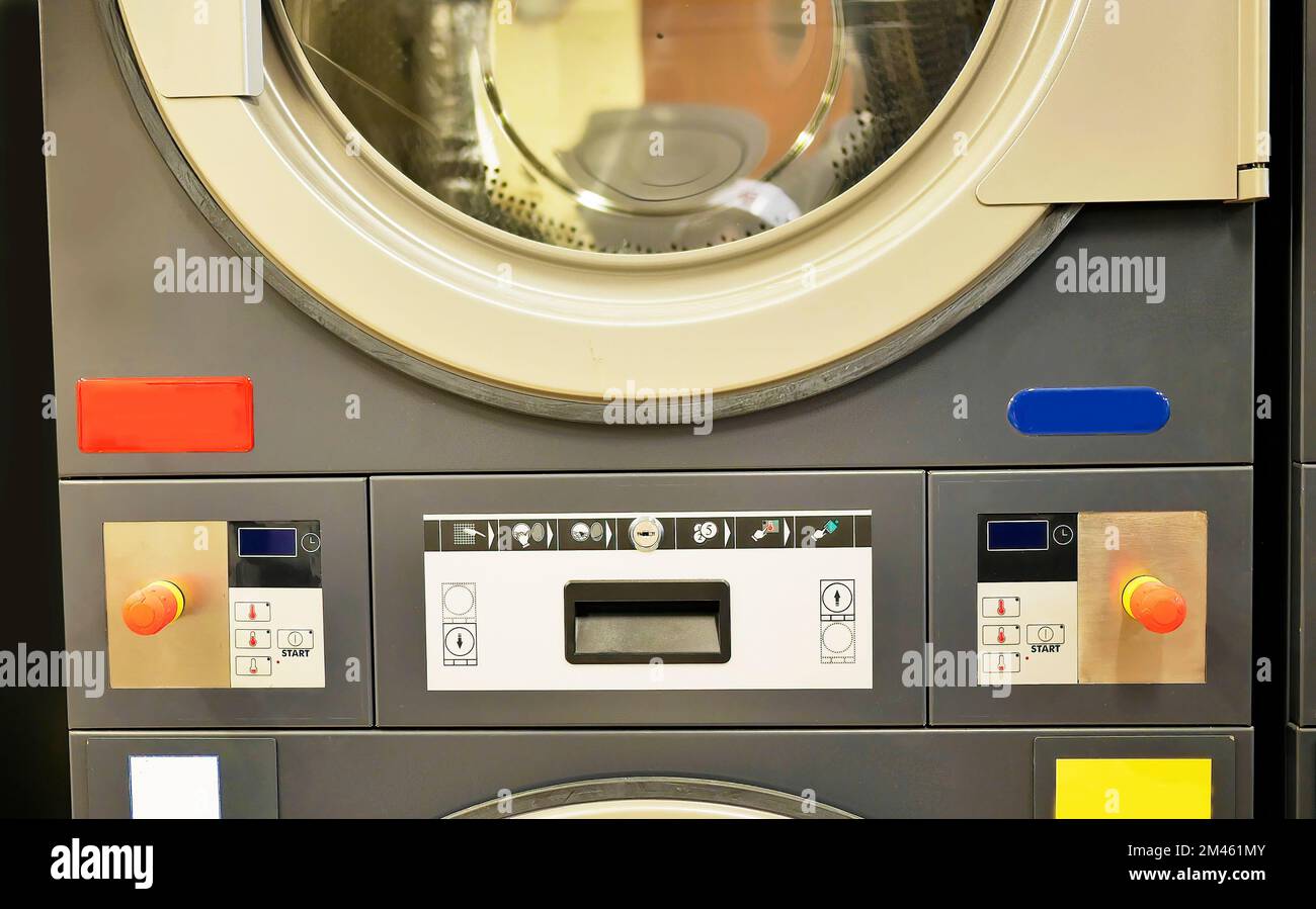 Primo piano pannello di controllo lavabiancheria industriale, interfaccia pulsanti, lavanderia, pulizia Foto Stock