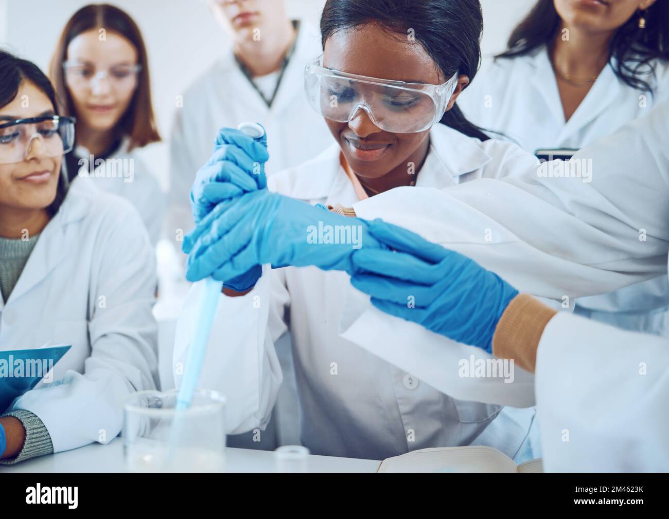 Scienza, lavoro di squadra e studenti esperimenti chimici o dimostrazioni in laboratorio per l'innovazione sanitaria o esami universitari. Scienziato, squadra medica Foto Stock