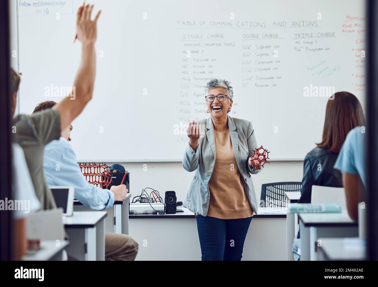 Domande in classe, insegnante e scienza presso l'università scolastica o college con modello di dna nell'istruzione, nell'apprendimento e nell'insegnamento. Professore di fisica con Foto Stock