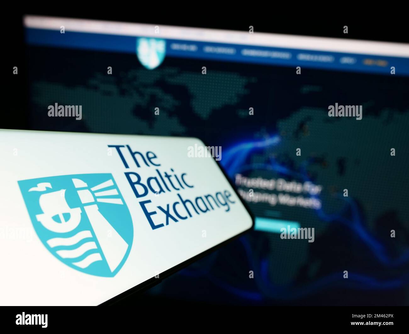 Cellulare con il logo della società britannica Baltic Exchange Limited sullo schermo di fronte al sito web aziendale. Messa a fuoco a sinistra del display del telefono. Foto Stock