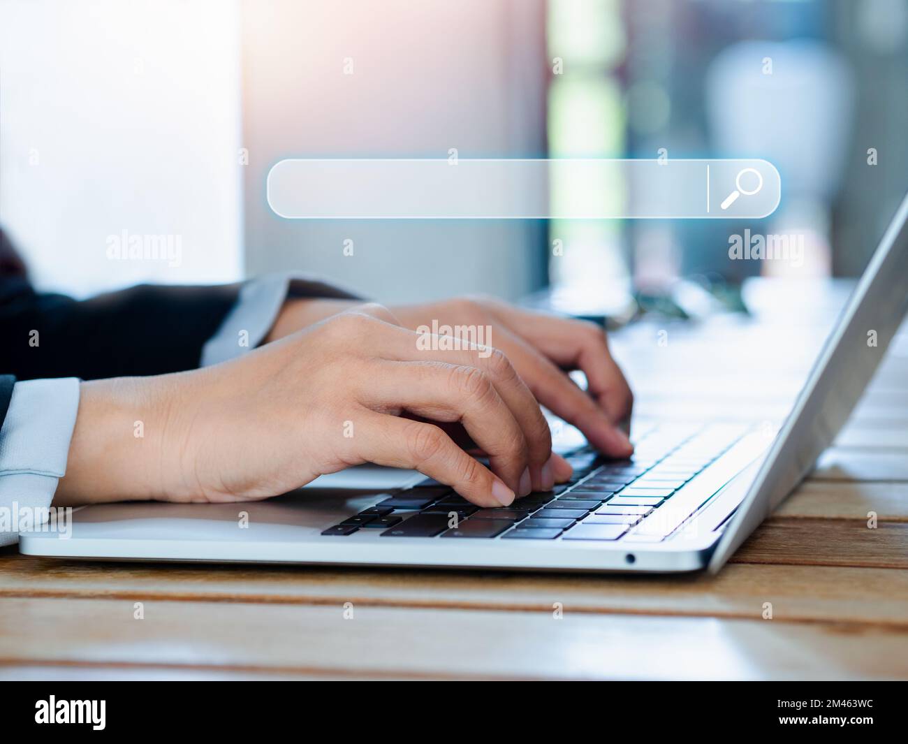 Barra del motore di ricerca con spazio vuoto per il testo sul computer portatile utilizzando da businessperson. Ottimizzazione della tecnologia di ricerca dei dati per informazioni su websit Foto Stock