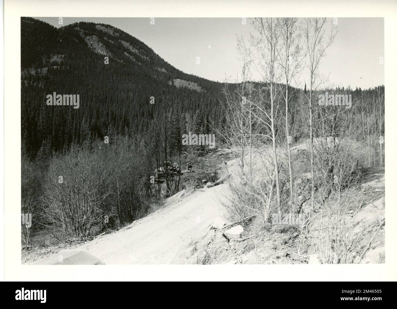 Carrello diesel su un ponte stretto "sifone". Didascalia originale: Un F.W.D. Il camion diesel è stato distrutto in uno stretto ponte 'trappola di morte' sulla Army Road. Scena dell'incidente. Sezione B1. Mappa militare miglio 25,5. 24 maggio 1943. Fotografia di Pinkstaff. Stato: Alaska. Foto Stock