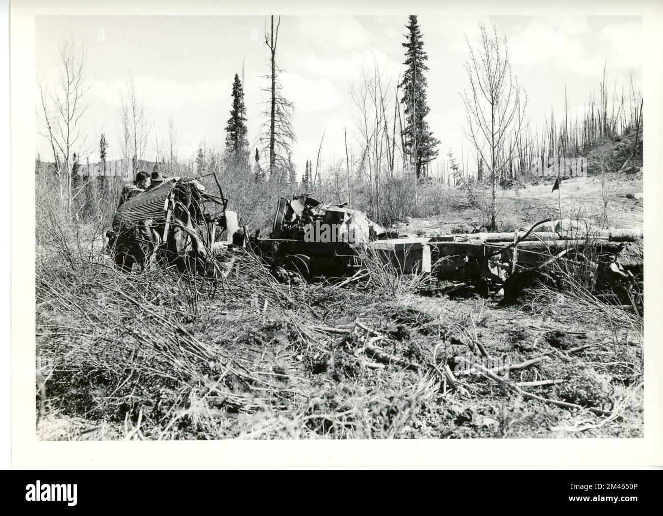 Carrello diesel su un ponte stretto "sifone". Didascalia originale: Un F.W.D. Il camion diesel è stato distrutto in uno stretto ponte 'trappola di morte' sulla Army Road. Adatto solo per scarti. Sezione B1. Mappa militare miglio 25,5. 24 maggio 1943. Fotografia di Pinkstaff. Stato: Alaska. Foto Stock