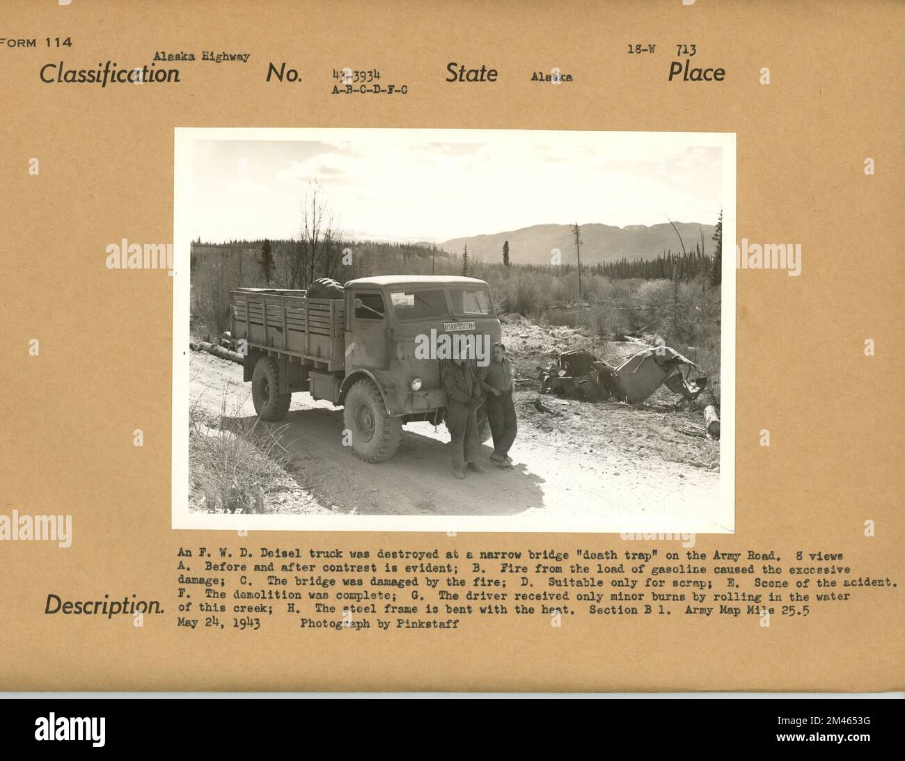 Carrello diesel su un ponte stretto "sifone". Didascalia originale: Un F.W.D. Il camion diesel è stato distrutto in uno stretto ponte 'trappola di morte' sulla Army Road. Prima e dopo il contrasto è evidente. Sezione B1. Mappa militare miglio 25,5. 24 maggio 1943. Fotografia di Pinkstaff. Stato: Alaska. Foto Stock