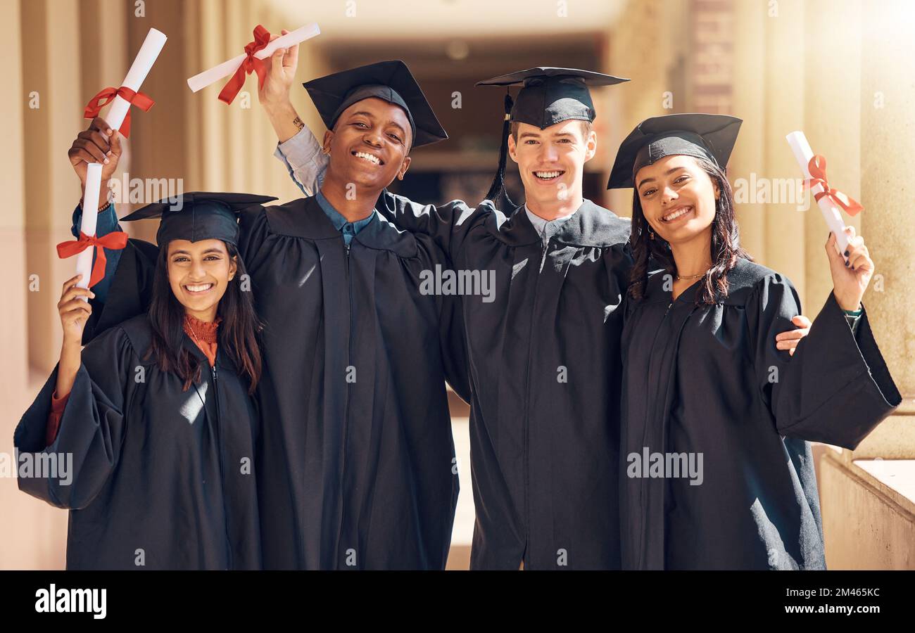 Educazione, diversità e laurea, studenti felici presso il campus universitario con certificato. Scuola, successo e ritratto degli amici laureati Foto Stock