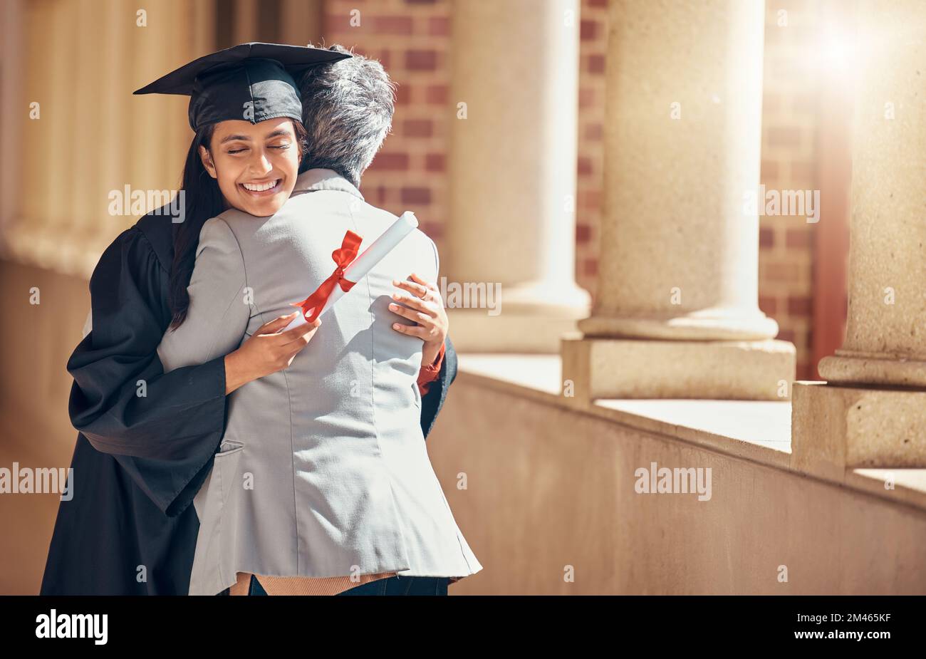 Donna, laurea o abbraccio per celebrazione, borsa di studio o conseguimento dell'istruzione superiore. Studente femminile, abbraccio o successo per il certificato, felice o. Foto Stock