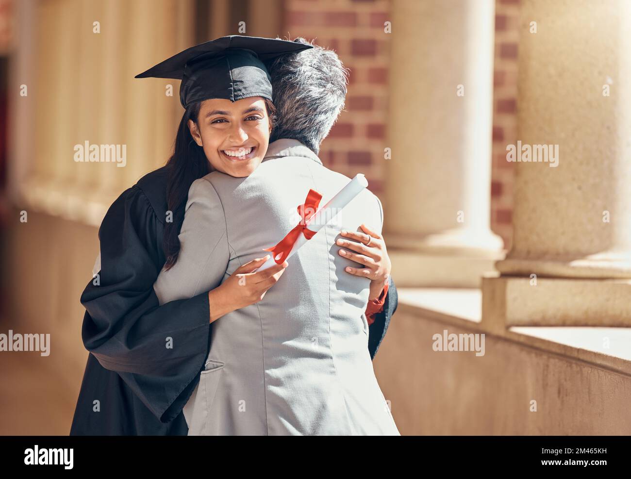 Ritratto, studente e abbraccio per la laurea, il successo o l'istruzione superiore. Laureato, femminile e abbraccio per l'università, conseguimento di una laurea o un certificato Foto Stock