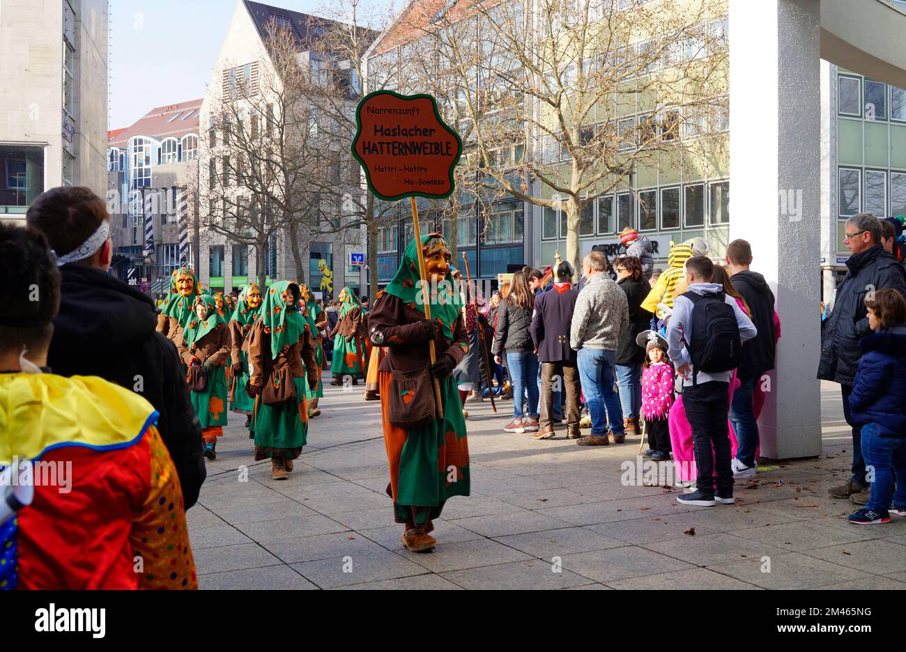 Persone vestite con abiti e maschere divertenti che celebrano il tradizionale carnevale della Shrovetide tedesca chiamato Fasching o Narrensprung (Ulm, Germania) Foto Stock