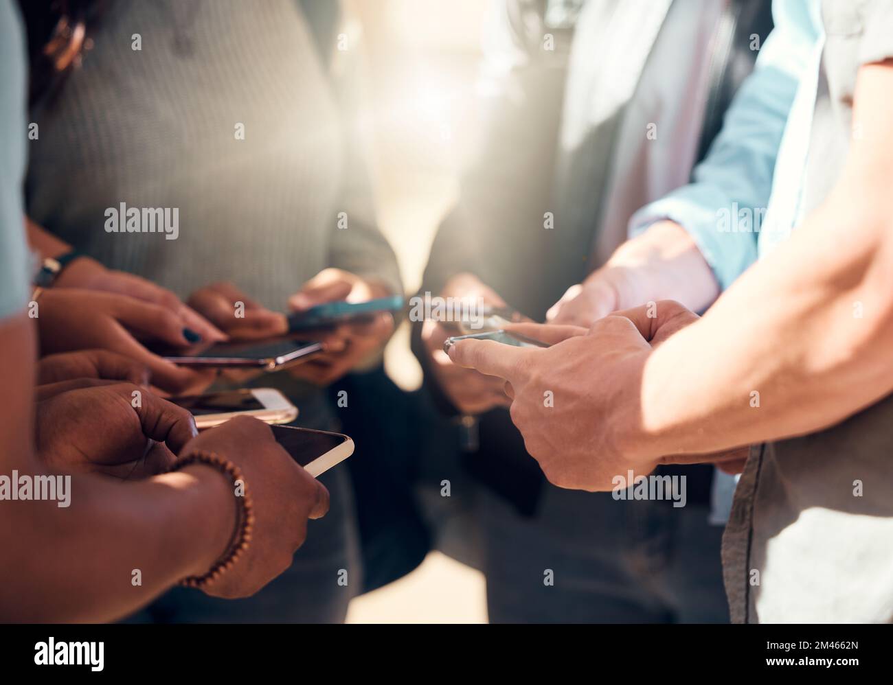 Chiamate, gruppi o mani in rete su social media, app mobile o social network mentre eseguite lo streaming di contenuti digitali online. Community, ui o studenti Foto Stock