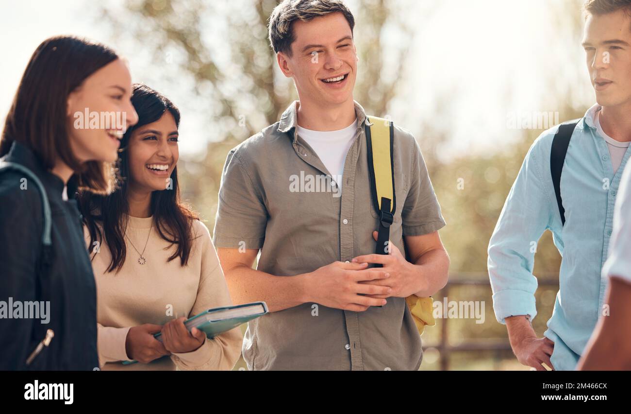 Gruppo di amici, studenti e conversazione all'aperto, rilassarsi e felice insieme. Giovani, in piedi in cerchio e parlando in campus, legami e. Foto Stock