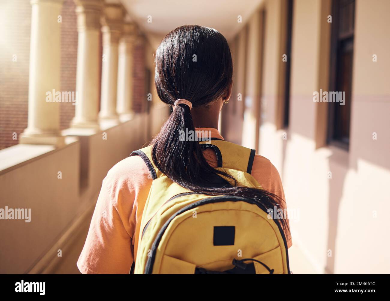 College, zaino e istruzione con donna nera nel corridoio della scuola per l'apprendimento, la borsa di studio e il futuro. Visione, obiettivo e conoscenza con l'università Foto Stock