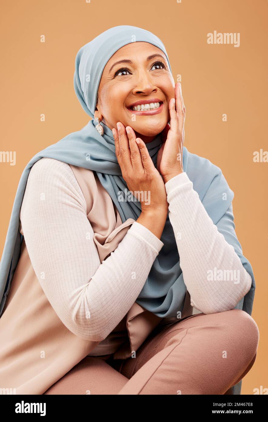 Hijab, musulmano e sorriso di modello islamico con faccia e mani mature felici di pelle bagliore e bellezza. Cosmetici, lusso e benessere della pelle di una donna Foto Stock