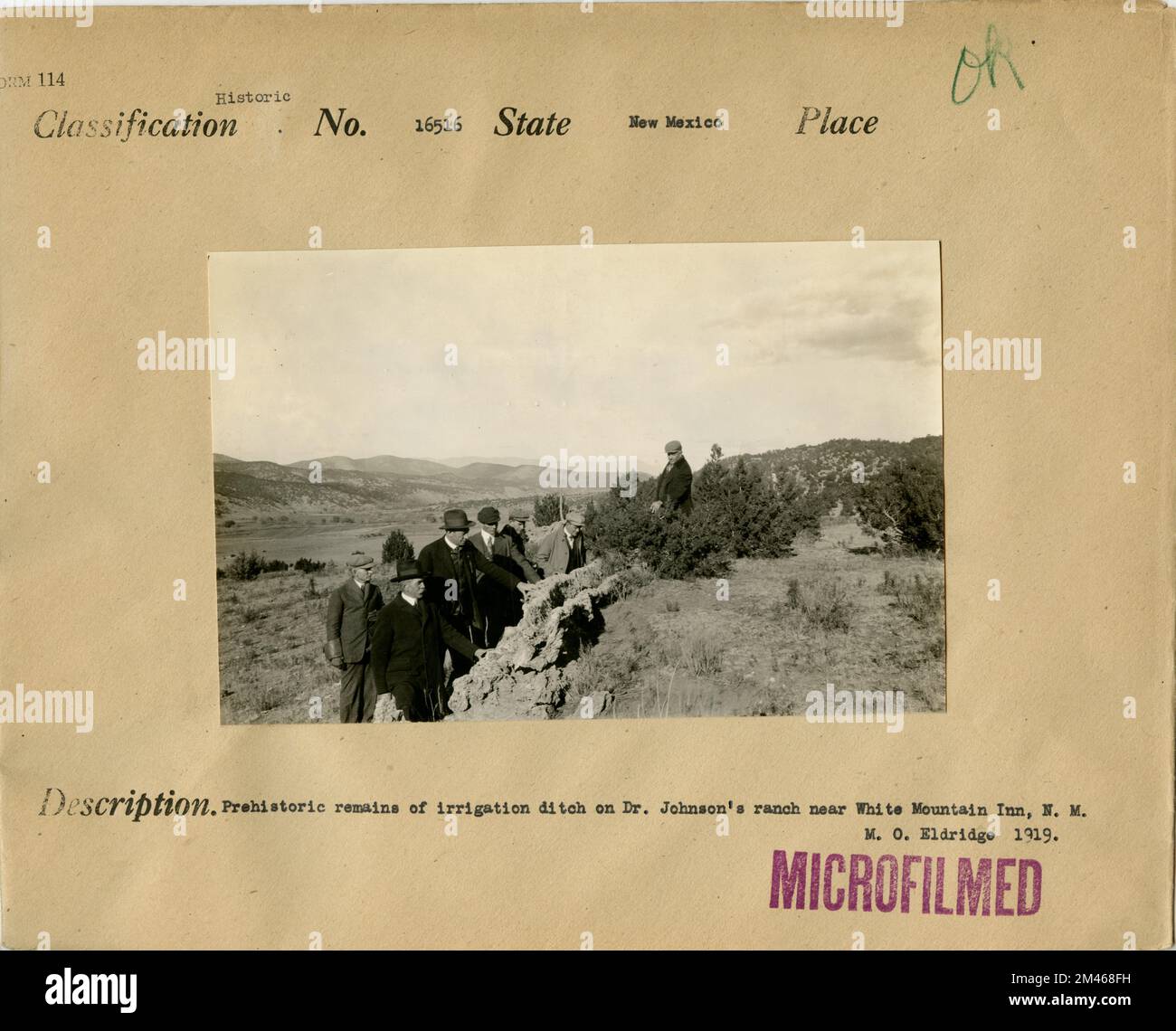 Resti preistorici della fossa di irrigazione sul ranch del Dott. Johnson vicino al White Mountain Inn, New Mexico. Didascalia originale: Resti preistorici di fossato di irrigazione sul ranch del Dott. Johnson vicino a White Mountain Inn, N.M. M. O. Eldridge 1919. Stato: Nuovo Messico. Foto Stock