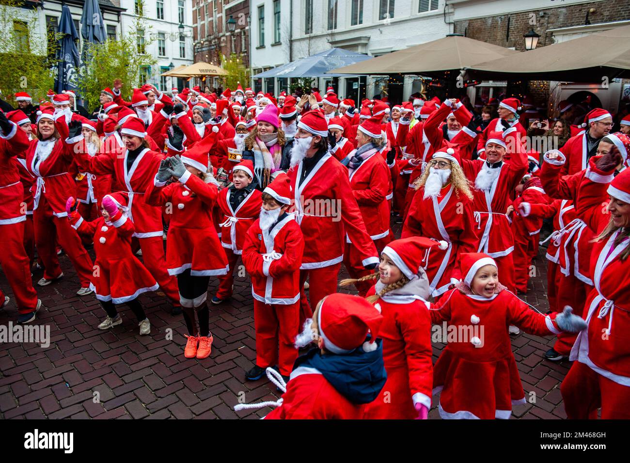 Dicembre 18th, Breda. Attualmente molte città di paesi di tutto il mondo ospitano eventi di Santa Run. Nella città olandese di Breda, duecento persone, compresi i genitori con i loro figli, hanno corso in costume di Babbo Natale a circa 3 km durante il Rotary Babbo Natale Run. L'evento annuale è stato organizzato dalla fondazione "Rotary Santa Run". L'evento ha raccolto almeno 8,000 euro per due enti di beneficenza locali, la 'Youth Breakfast Breda Foundation' e la fondazione 'Het Bonte Perdje', che mira a offrire ai giovani con disabilità l'opportunità di praticare sport equestri in modo sicuro. Foto Stock