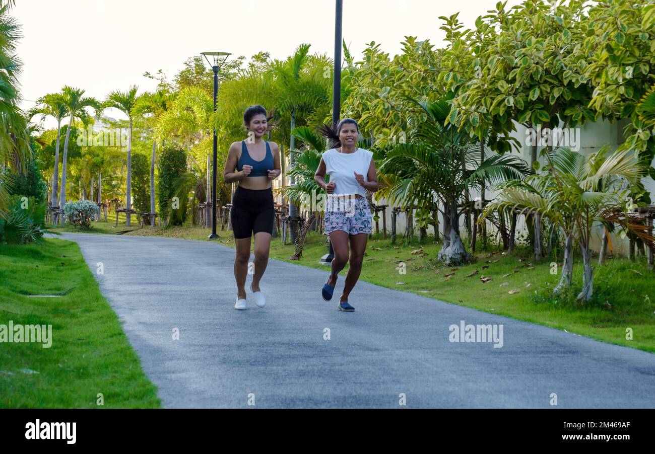 Due donne asiatiche si allenano in un parco pubblico a Pattaya Thailandia Foto Stock