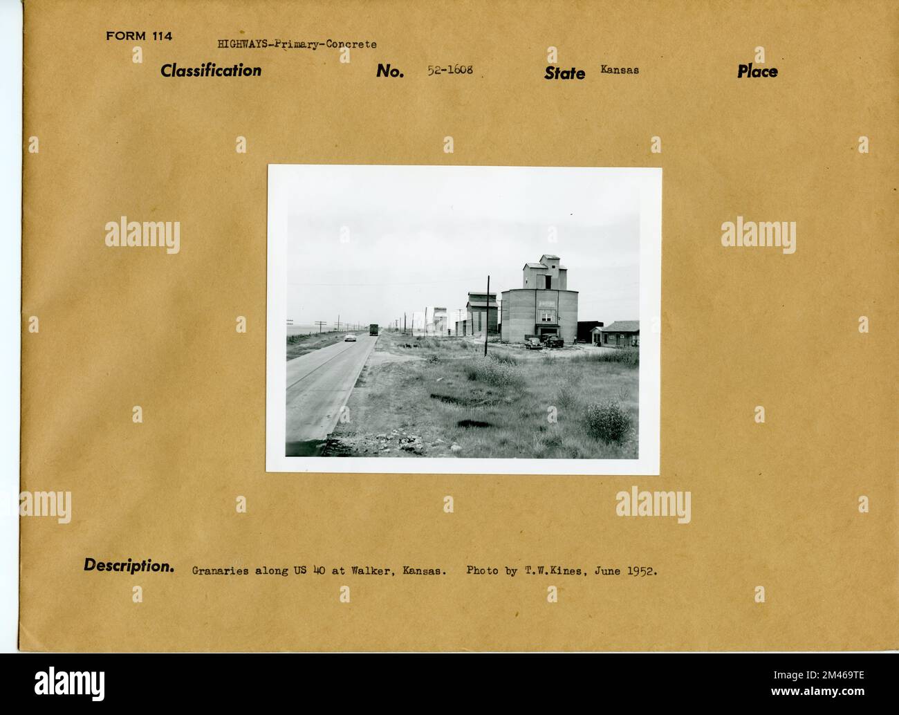Granai lungo la US 40. Didascalia originale: Granari lungo gli Stati Uniti 40 a Walker, Kansas. Foto di T. W. Kines, giugno 1952. Stato: Kansas. Foto Stock